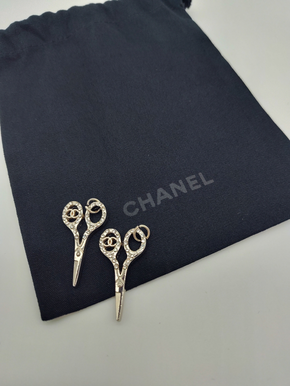 CHANEL Crystal CC Scissors Zipper Pull Charm Pair Silver Tone + Dust Bag EUC - Picture 3 of 6